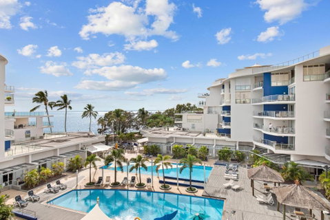 Hamptons Meets Hervey Bay In Upmarket Resort - Ocean Views - Accommodation Adelaide 0
