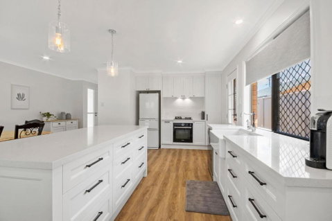 Hamptons Townhouse On Currimundi Lake - Accommodation Adelaide 3