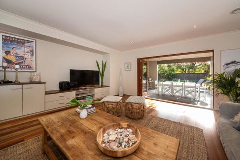 Hanalei Beach House Pet Friendly Coastal Retreat, Walk To Beach - Accommodation Adelaide 3