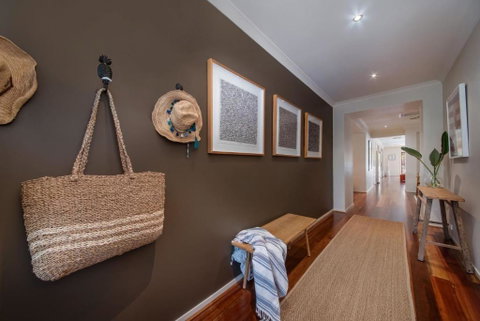 Hanalei Beach House Pet Friendly Coastal Retreat, Walk To Beach - Accommodation Adelaide 2