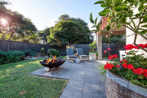 Hanalei Beach House Pet Friendly Coastal Retreat, Walk To Beach - Accommodation Adelaide 1