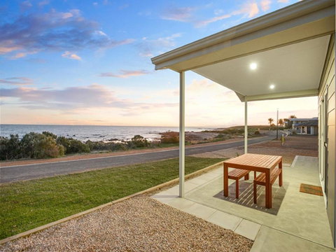 High Tide - Beachfront Pet-friendly - Accommodation Adelaide 2