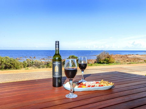 High Tide - Beachfront Pet-friendly - Accommodation Adelaide 3
