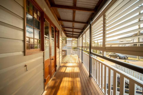 House Of Fairy Wren -Charming Queenslander Cottage Mins Drive To Brisbane CBD And Gabba Stadium! - Accommodation Adelaide 1
