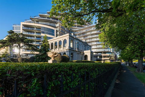 Albert Park City View Stylish 1 Bedroom Apartment - Accommodation Adelaide 0