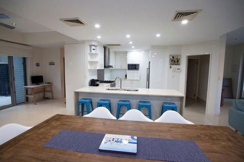 Alexandra Headland Luxury Townhouse - Accommodation Adelaide 3