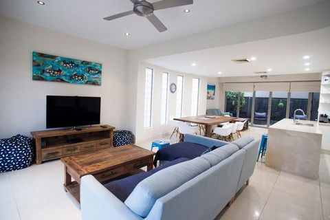 Alexandra Headland Luxury Townhouse - Accommodation Adelaide 1