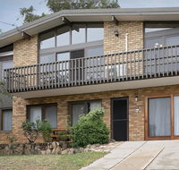 Alpine House - Views over Lake Jindabyne and the Snowy Mountains - Accommodation Adelaide