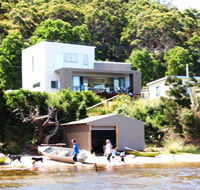 Amazing Ansons Bay Absolute Waterfront Beach House - Accommodation Adelaide