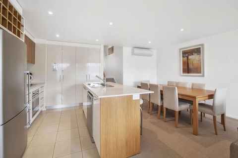 APOLLO BLUE 6 - Modern Waterfront Apartment - Accommodation Adelaide 3