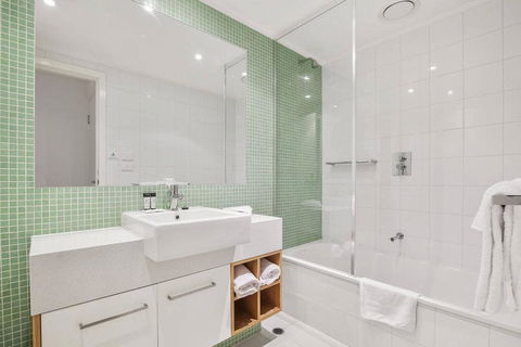 APOLLO BLUE 6 - Modern Waterfront Apartment - Accommodation Adelaide 1