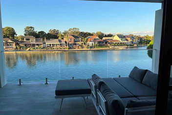 Luxury On The Lake with Accommodation Adelaide
