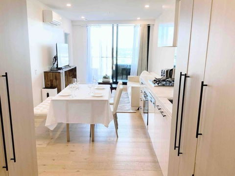 M-city Apartment - Executive Twin King Ensuites - Fully Equipped - Free Parking, Fast Wifi, Smart TV, Netflix, Complementary Drinks & Amenities - M-city Shopping Centre Clayton 3168 - Accommodation Adelaide 0