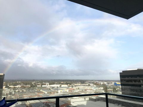 M-city Apartment - Executive Twin King Ensuites - Fully Equipped - Free Parking, Fast Wifi, Smart TV, Netflix, Complementary Drinks & Amenities - M-city Shopping Centre Clayton 3168 - Accommodation Adelaide 2