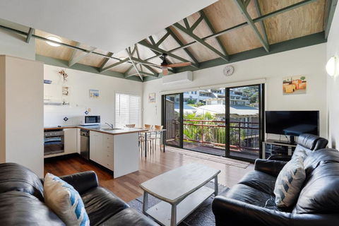 MAIN STAY - 100m To Patrolled Beach, Pool, Wifi, Close To Cafes - Accommodation Adelaide 0