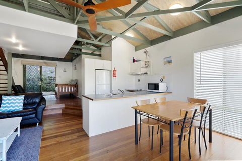 MAIN STAY - 100m To Patrolled Beach, Pool, Wifi, Close To Cafes - Accommodation Adelaide 3