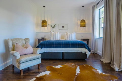 MAIN STREET RETREAT - King BRs, Comp Minibar, Breakfast Prov, Fireplaces - Accommodation Adelaide 0