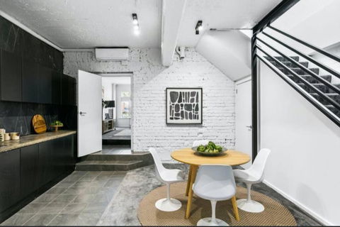 MANHATTAN STYLE 3 STORY LUXURY IN ST PETERS - Accommodation Adelaide 1