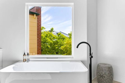 MANHATTAN STYLE 3 STORY LUXURY IN ST PETERS - Accommodation Adelaide 2