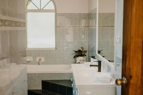 Misty Mountain Manor - Accommodation Adelaide 3