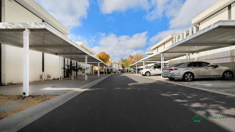 Modern 2-Bedroom Townhouse Near DFO & RMIT - Accommodation Adelaide 2