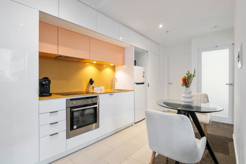 Modern 2BR Apt W City Views, Balcony & Wi-Fi - Accommodation Adelaide 1