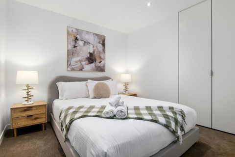 Modern 2BR Apt W City Views, Balcony & Wi-Fi - Accommodation Adelaide 3