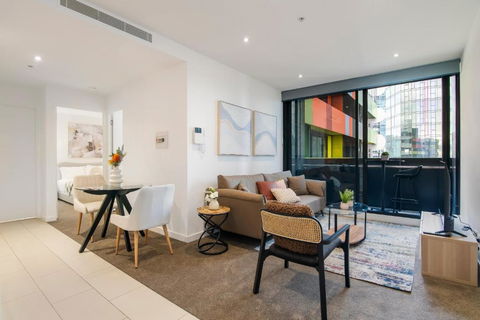 Modern 2BR Apt W City Views, Balcony & Wi-Fi - Accommodation Adelaide 2