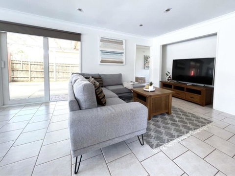 Modern And Elegant House With Swimming Pool - Accommodation Adelaide 0