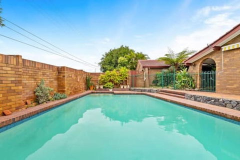 Modern Comfort Retreat 4Bed Cozy Haven W Pool - Accommodation Adelaide 2