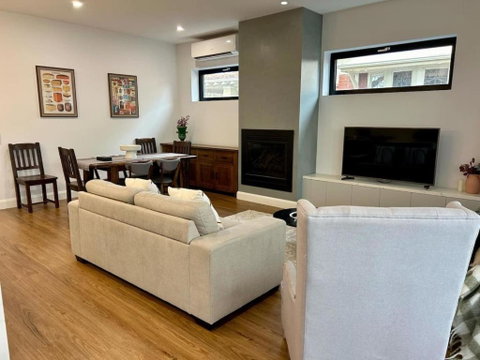Modern Home - Gr8 4 Groups - Accommodation Adelaide 0