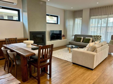 Modern Home - Gr8 4 Groups - Accommodation Adelaide 3