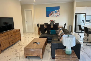 Modern House Between Airport And Sea with Accommodation Adelaide