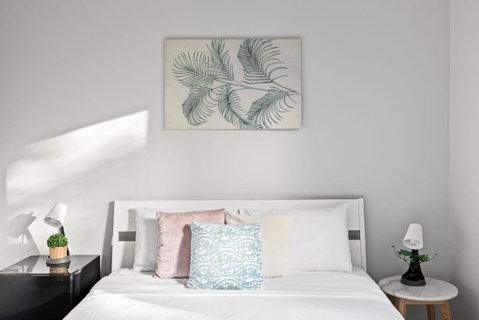 Modern Private Double Room - Centrally Located - Shared Bathroom - Accommodation Adelaide 2