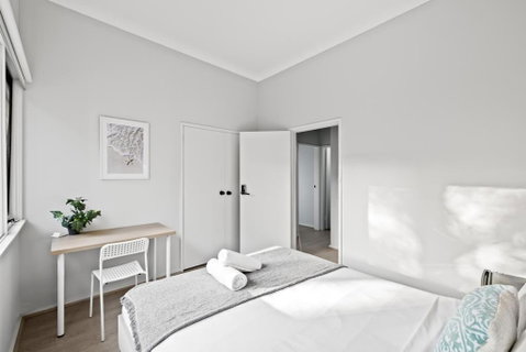 Modern Private Double Room - Centrally Located - Shared Bathroom - Accommodation Adelaide 3