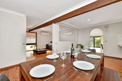 NEW PropertyBreezy Bayside Haven At Brightwaters - Accommodation Adelaide 1