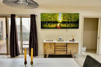 Morden Elegant 4 Bedroom House with Accommodation Adelaide