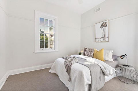 NEWLY RENOVATED LARGE 3.5 BDRM HOUSE! BEST OF MELB - Accommodation Adelaide 3