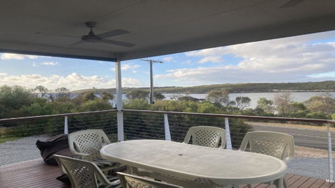 Off The Net - New Listing - Esplanade Property With Views Of The Channel - Accommodation Adelaide 1