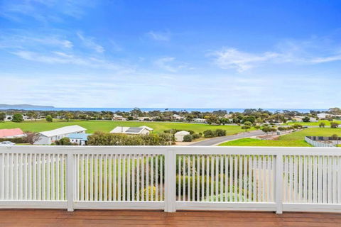 One Merino Panoramic Beach House Modern Sleeps 10 - Accommodation Adelaide 3