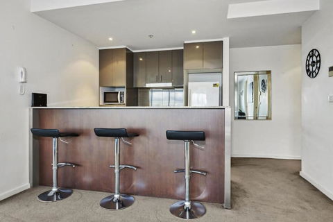 Portside Bliss Your Urban Escape In Melbourne - Accommodation Adelaide 3