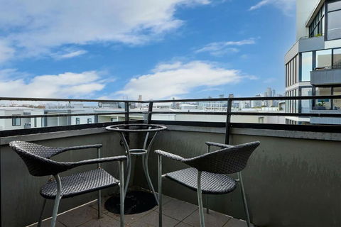 Portside Bliss Your Urban Escape In Melbourne - Accommodation Adelaide 1