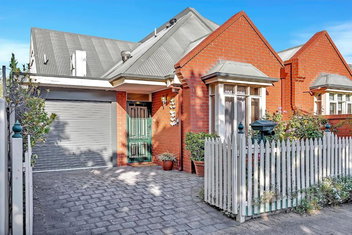 Picket Fence Cottage - Steps From Adelaide Oval with Accommodation Adelaide
