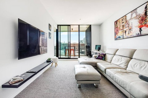 Queens Corner - Lakeside Serenity At Albert Park - Accommodation Adelaide 0