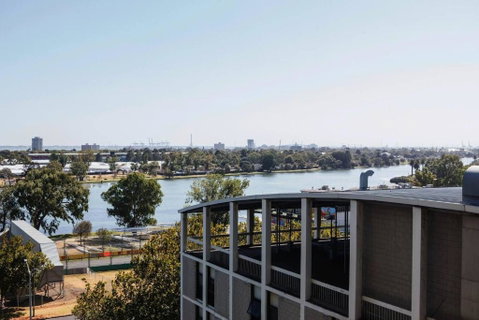 Queens Corner - Lakeside Serenity At Albert Park - Accommodation Adelaide 3
