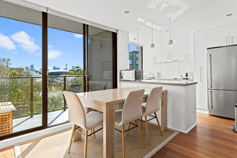Prime Location 2-Bed Apartment With Parking - Accommodation Adelaide 1