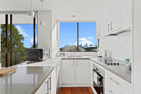 Prime Location 2-Bed Apartment With Parking - Accommodation Adelaide 3