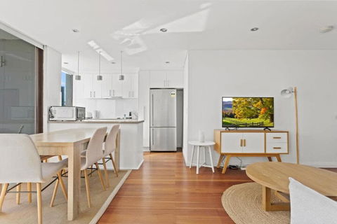 Prime Location 2-Bed Apartment With Parking - Accommodation Adelaide 2