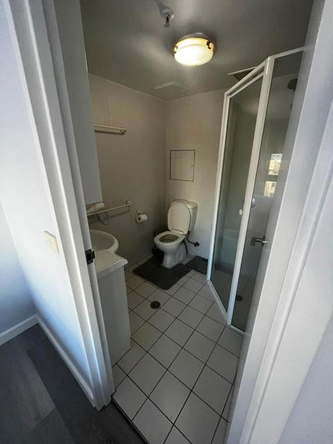 Private Room With Ensuite In The CBD - Accommodation Adelaide 3