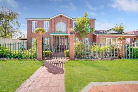 Prized Home Away From Home In Enviable Location - Accommodation Adelaide 1